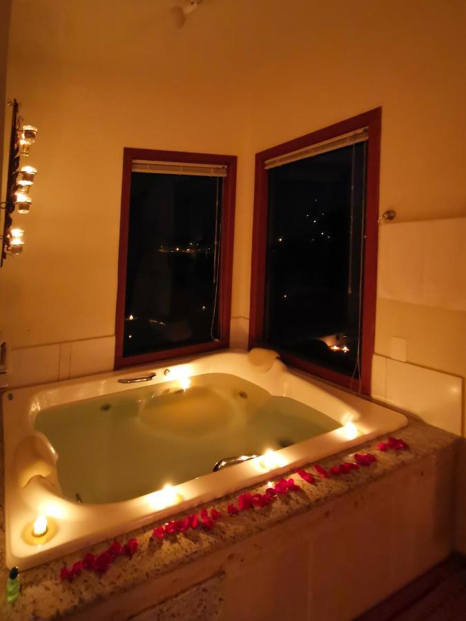 Queen Suite Spa Bath Environmental Reserve Mountain View