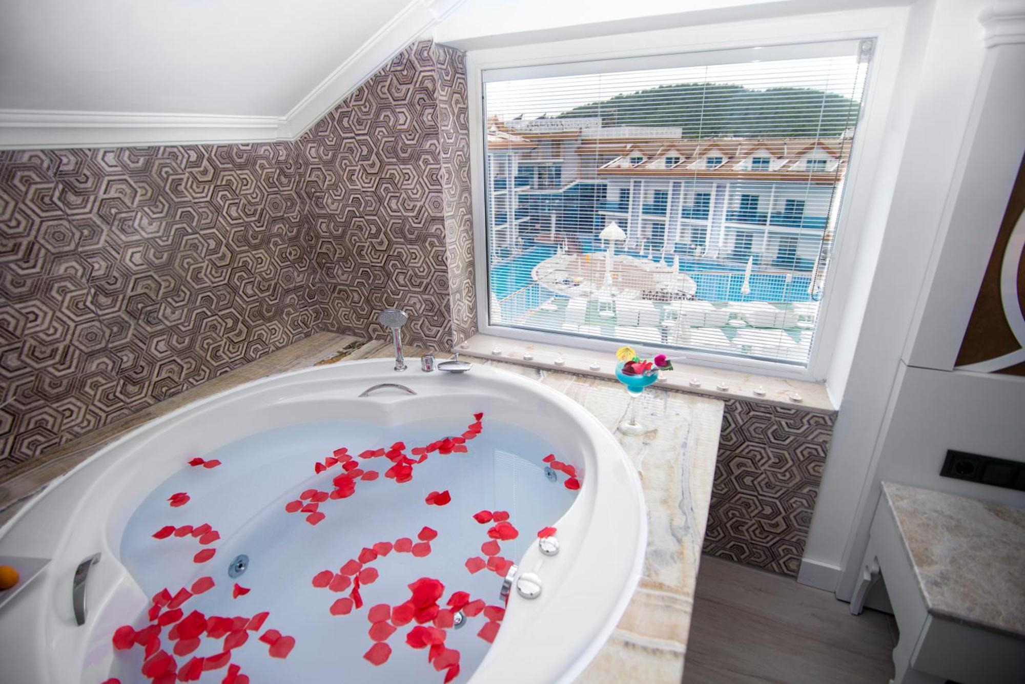 Deluxe Indoor Jacuzzi Room