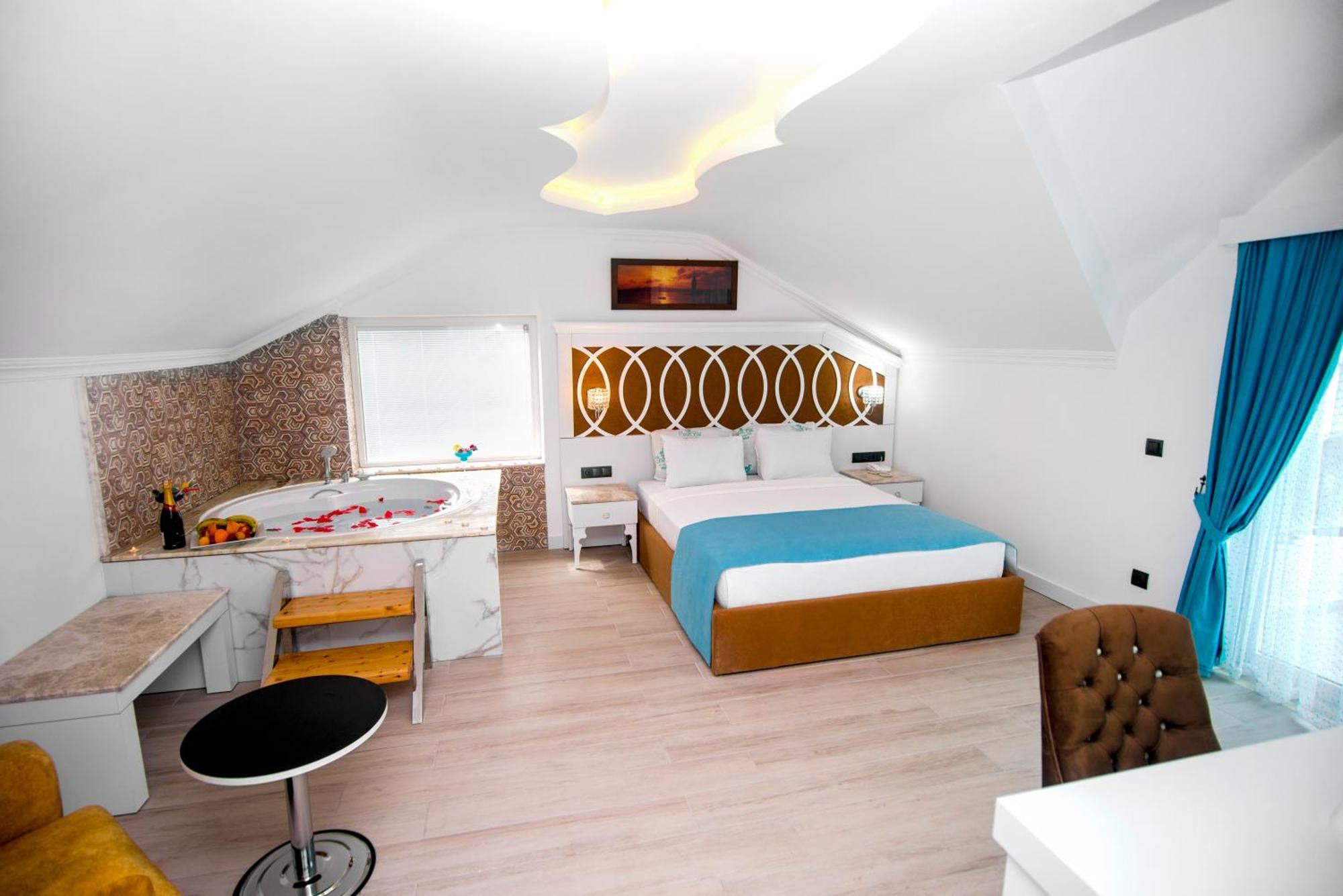 Deluxe Indoor Jacuzzi Room