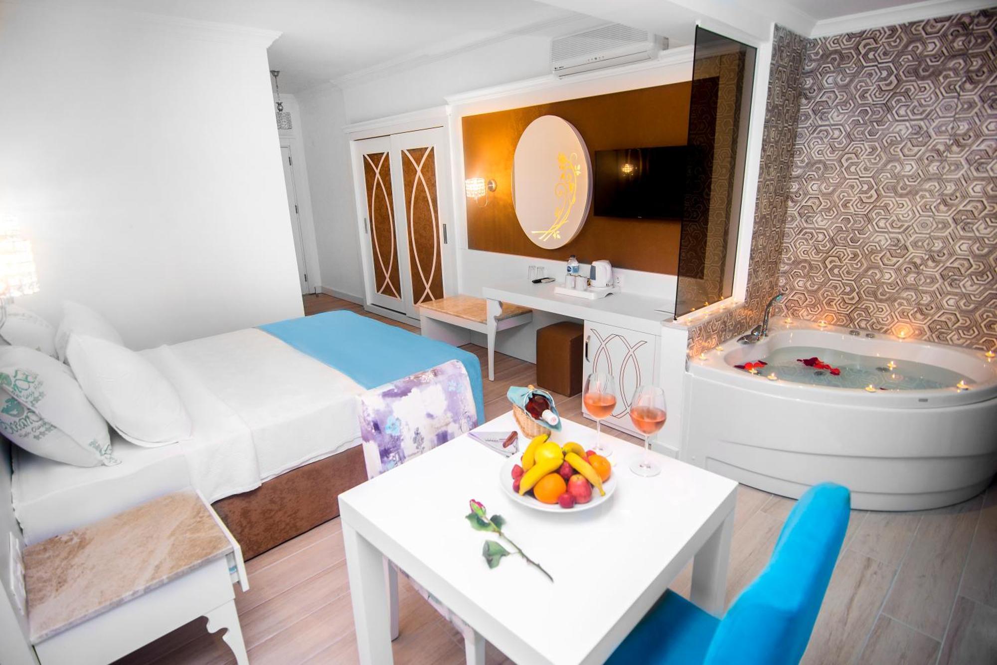 Deluxe Indoor Jacuzzi Room
