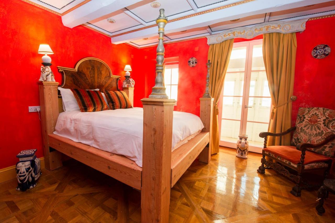Habitación con cama extragrande y balcón