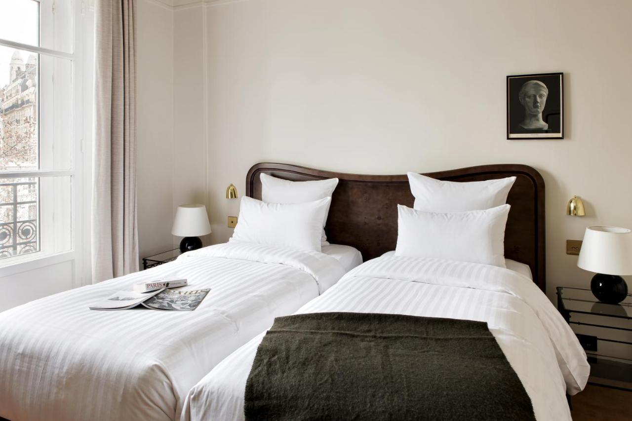 Quarto Clássico com 2 Camas de Solteiro