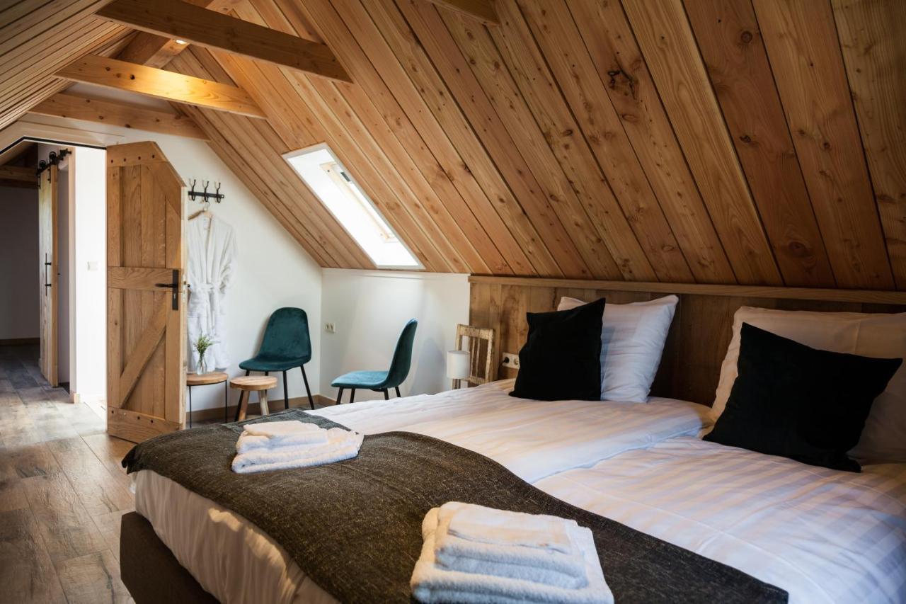Zweibettzimmer mit eigenem Bad außerhalb des Zimmers