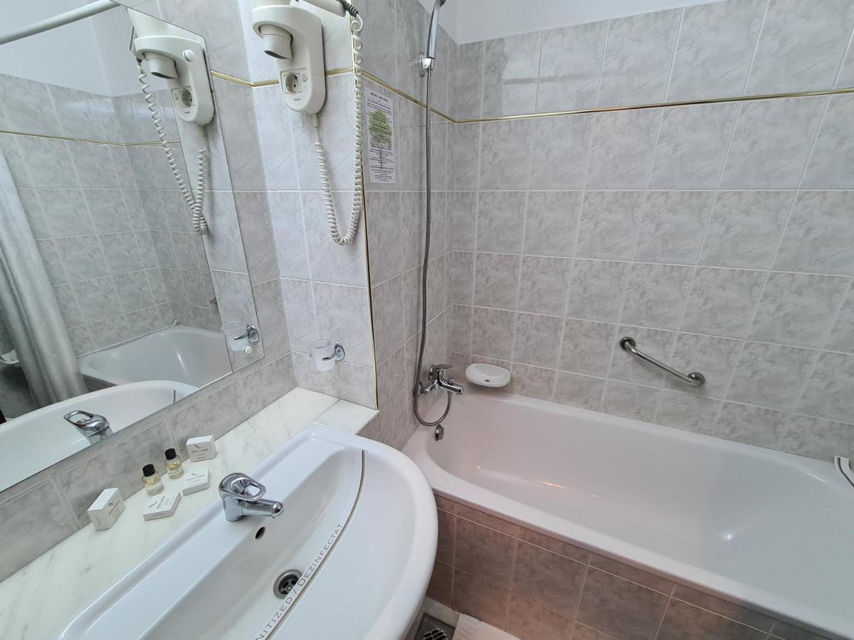 Twin Room,1106352759:JPEG