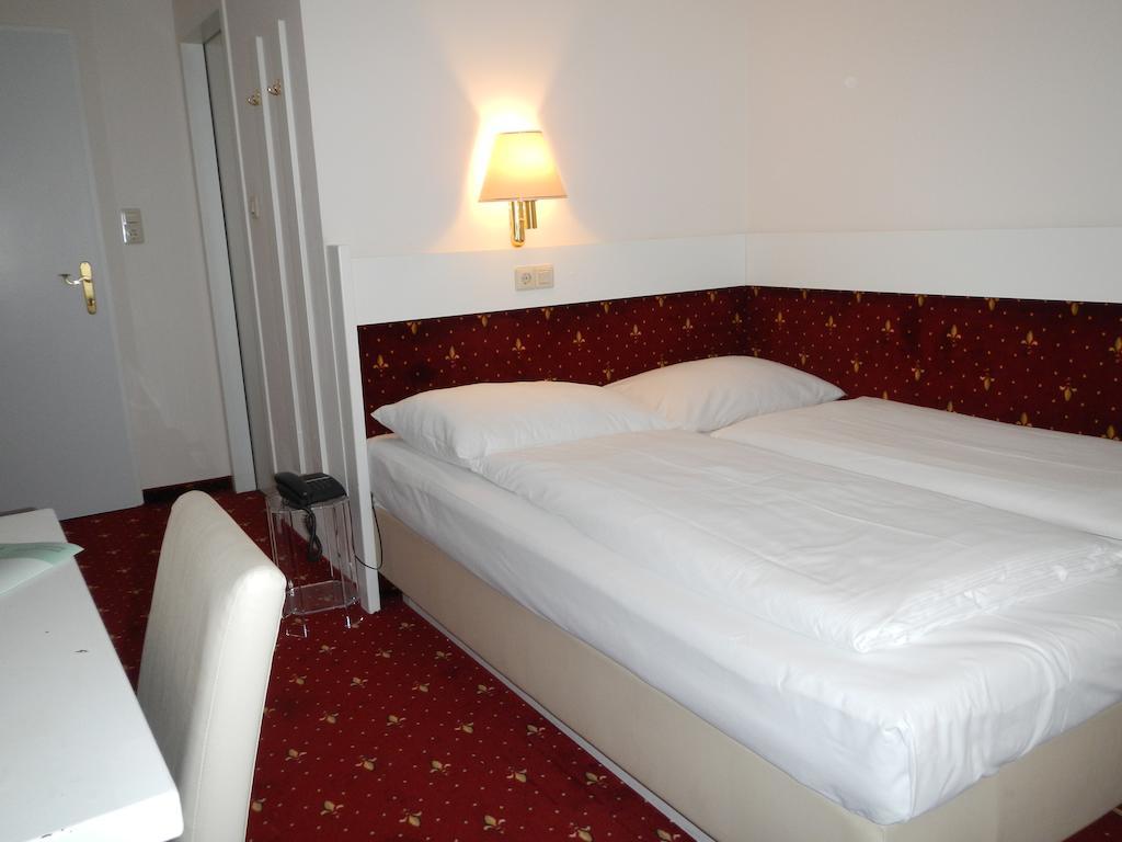 Small Double Room,445535517:JPEG
