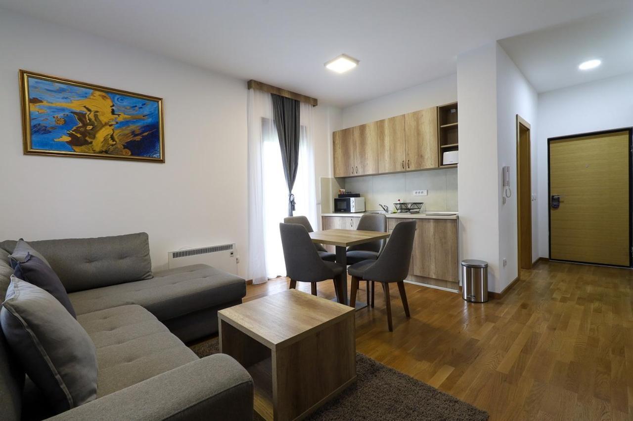 Deluxe Queen Suite