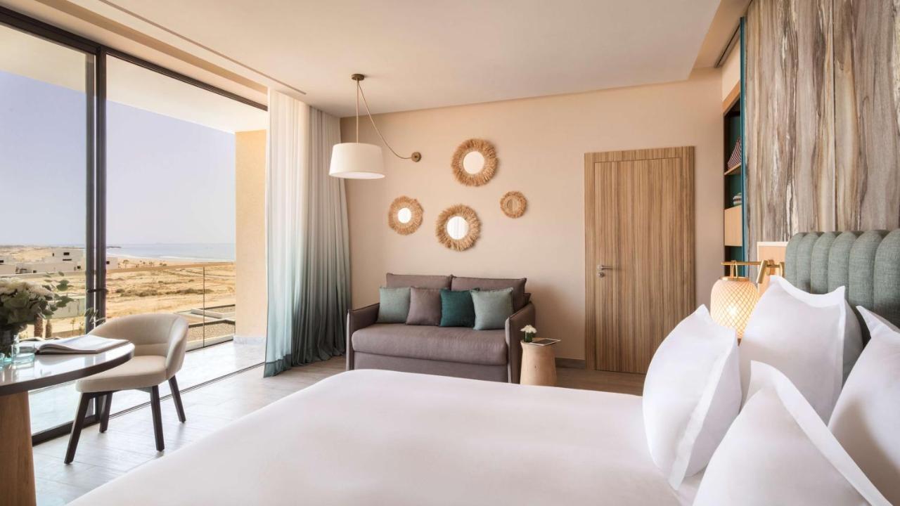 Suite King con Balcone e Vista Oceano Parziale