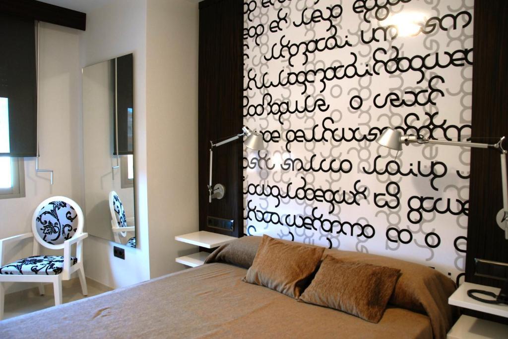 Habitación con ventana y vistas a la Plaza sin vistas al mar