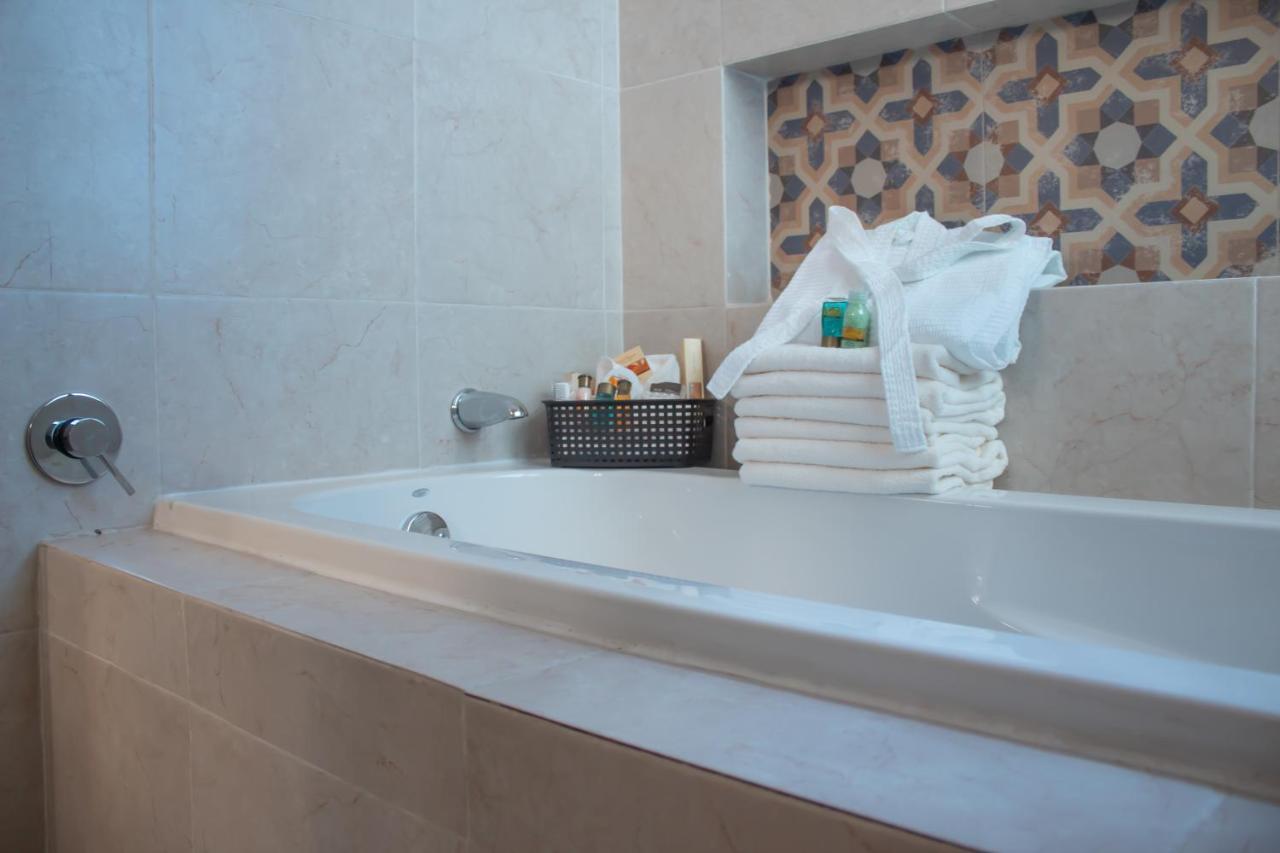 Suite Junior con cama extragrande y bañera