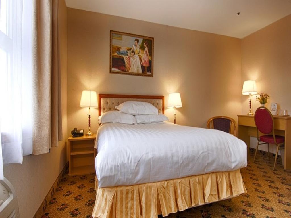 Habitación con cama extragrande.