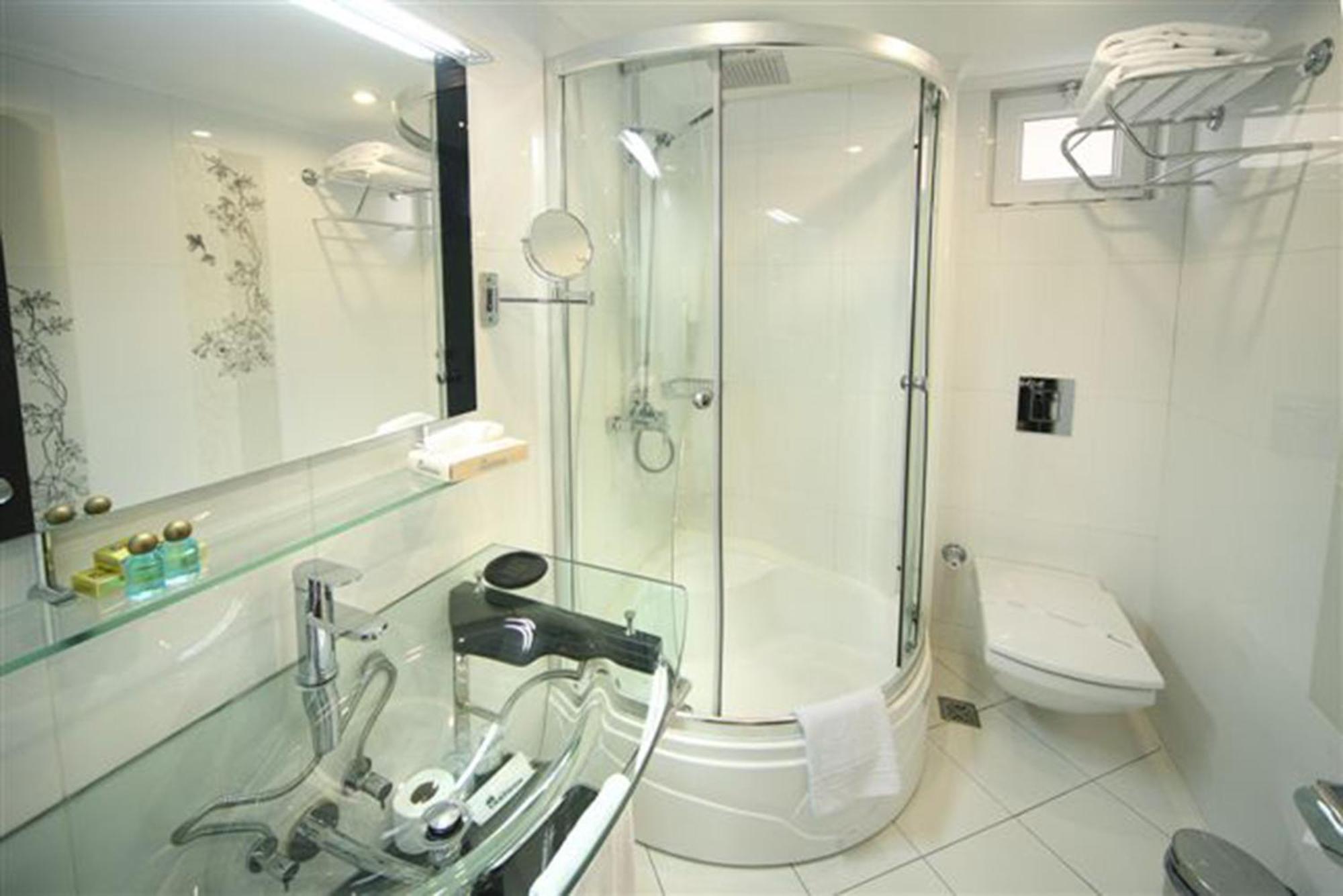 Quarto com Cama de Casal ou 2 de Solteiro e Banheiro