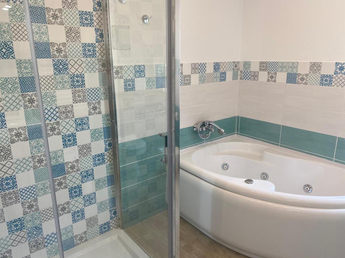 Deluxe Double Room Bath