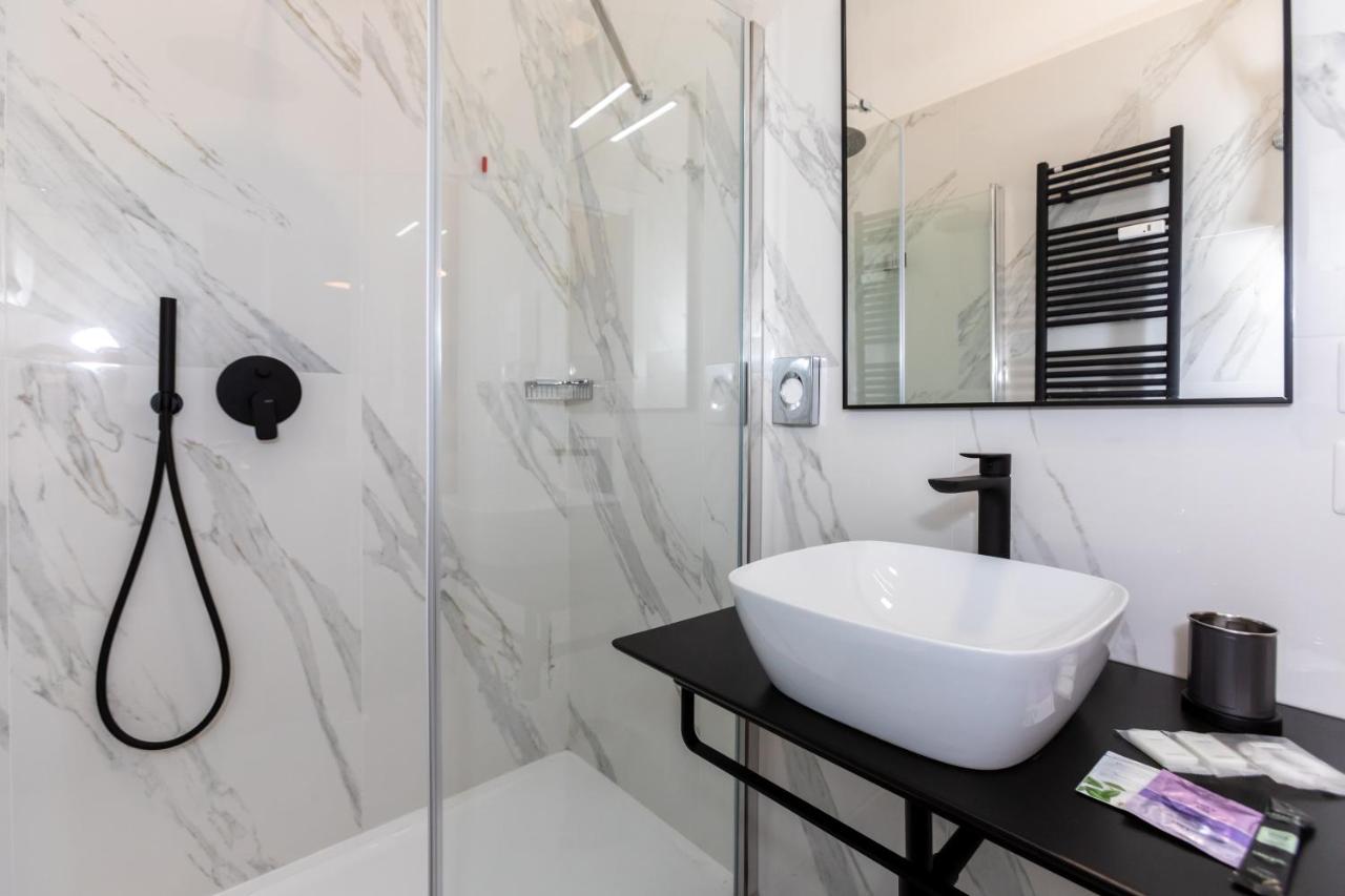 Comfort Triple Room Shower