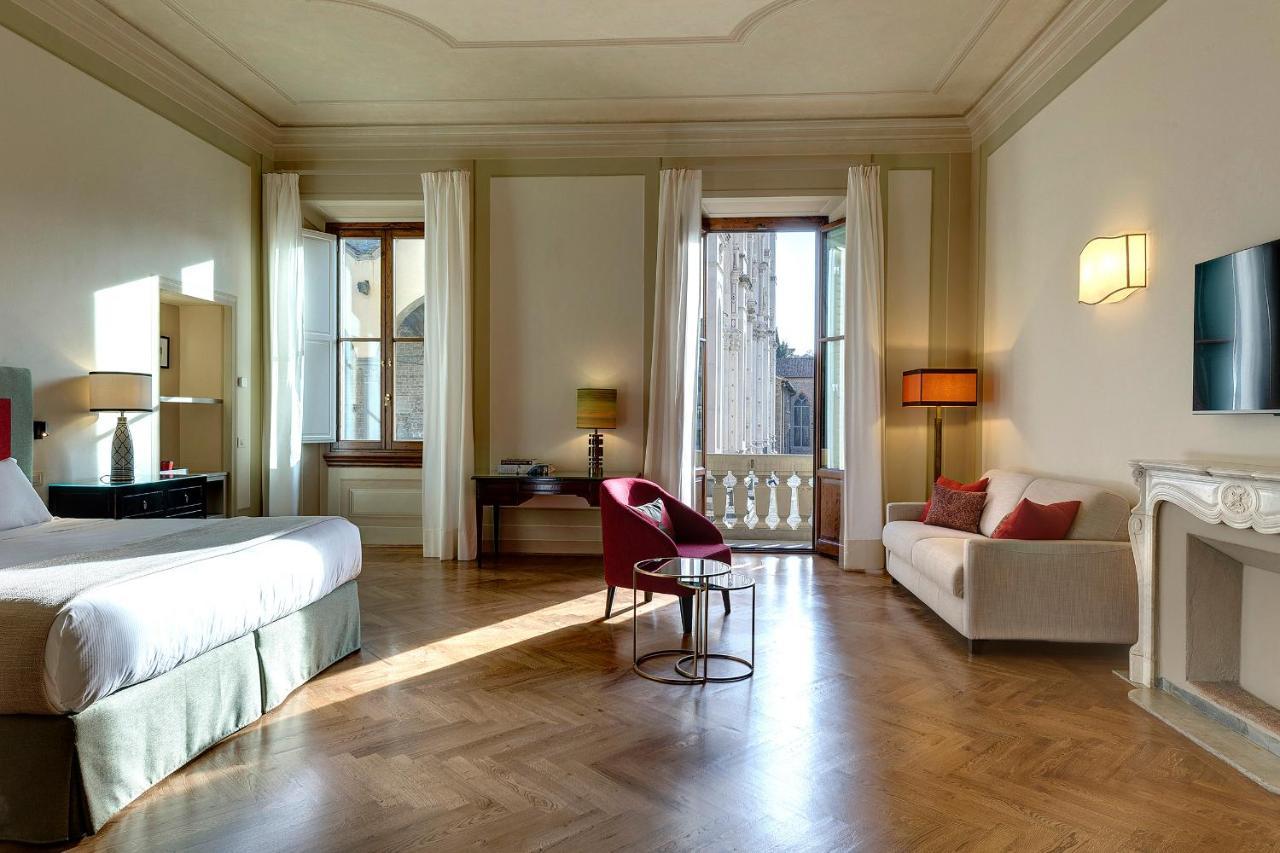 Habitación con cama extragrande y balcón