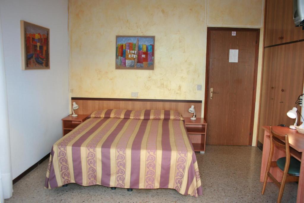 Doppel- oder Zweibettzimmer