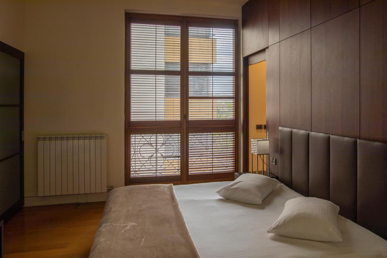 Deluxe One-Bedroom Apartment