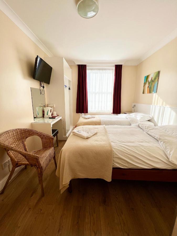 Twin Room Private Bathroom