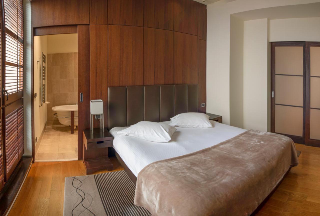 Deluxe One-Bedroom Apartment
