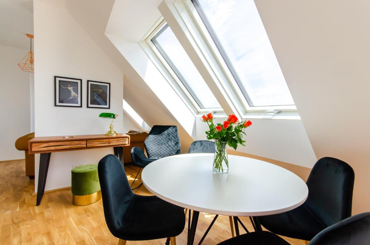One-Bedroom Apartment Balcony City View