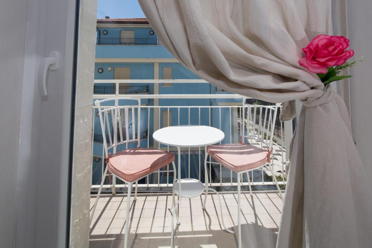 One-Bedroom Apartment with Balcony,1669835316:JPEG