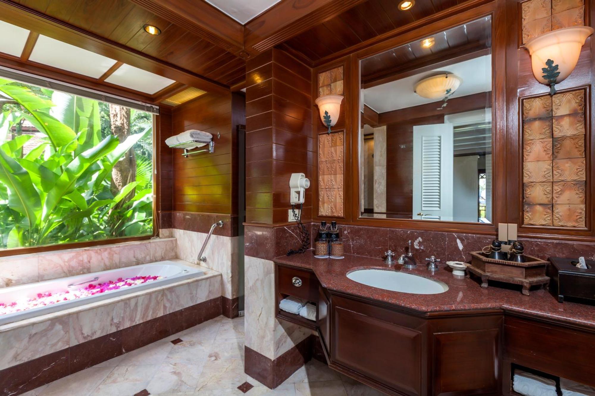 Lagoon Poolside Bathtub,1589258840:JPEG