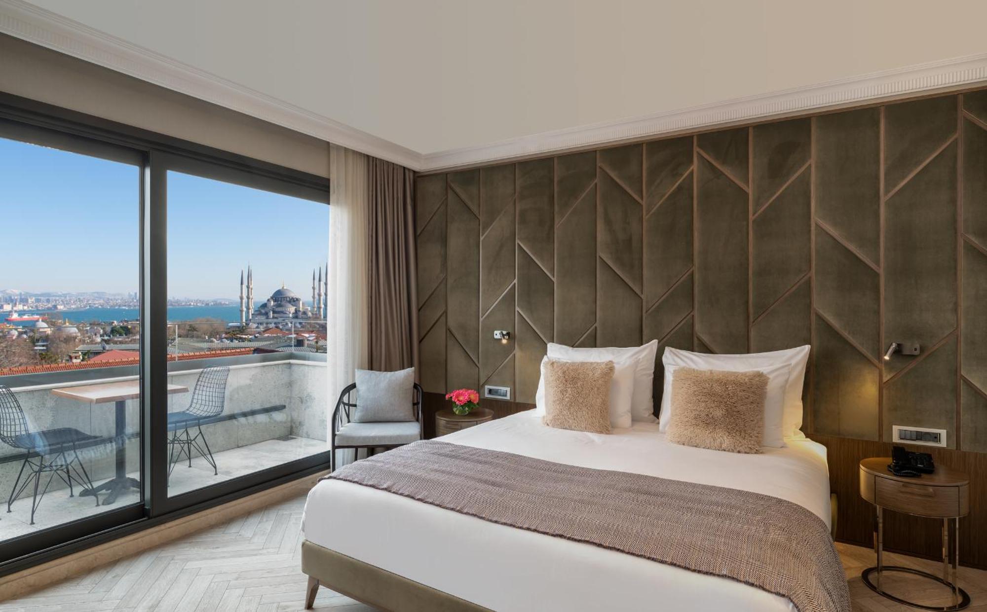 Deluxe tweepersoonskamer met balkon en uitzicht op zee