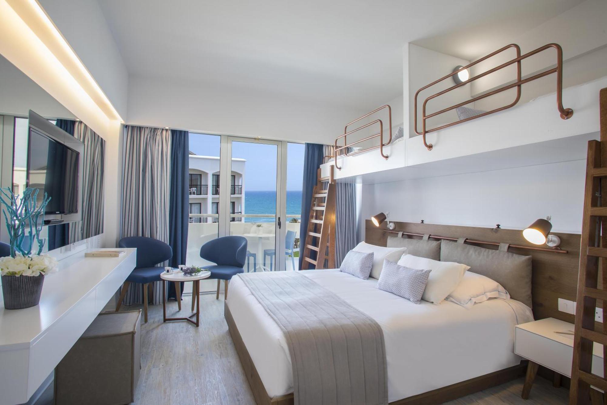 Family Room with Side Sea View,1210099474:JPEG