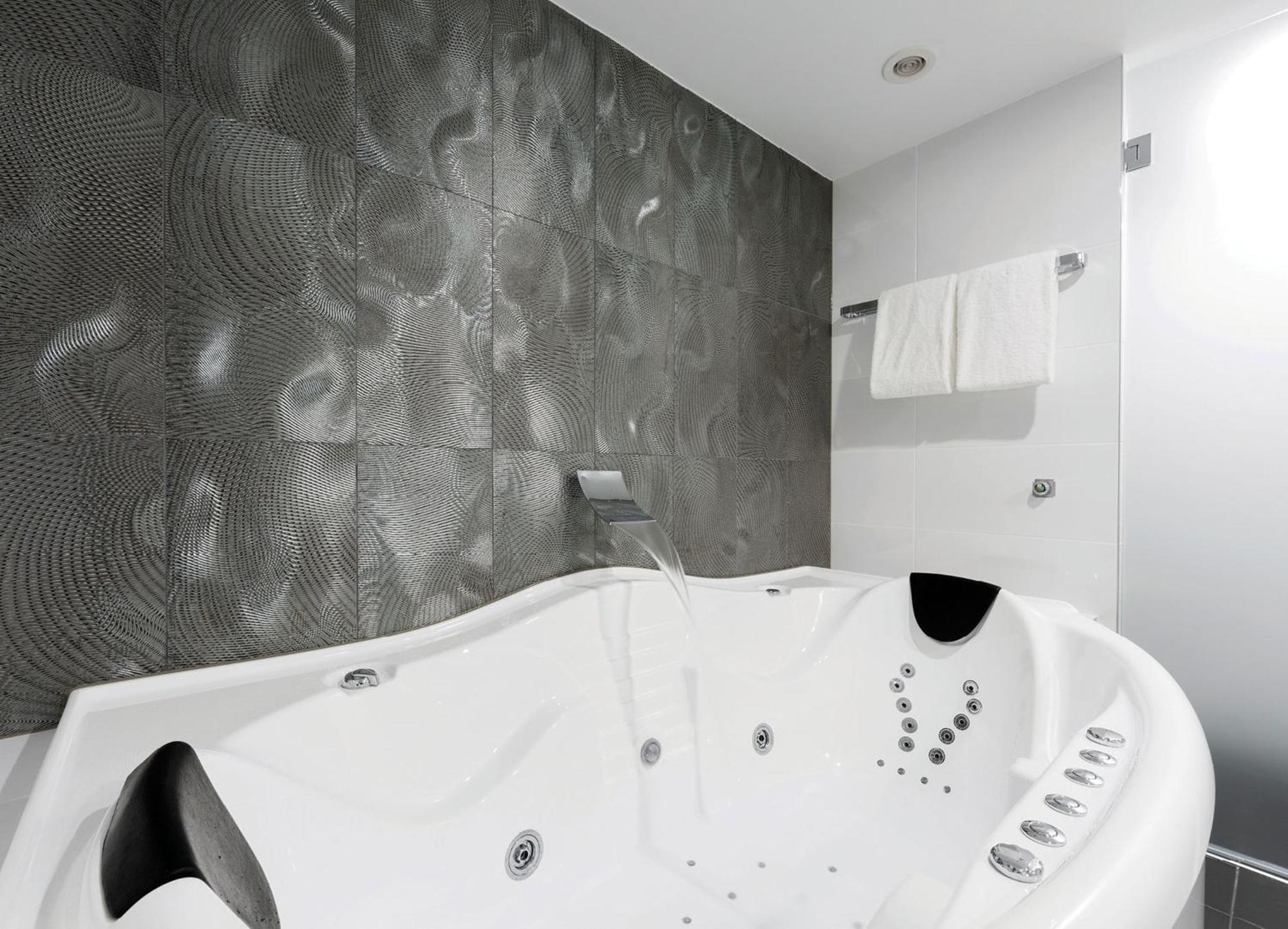 Suite Spa Bath,1673948345:JPEG