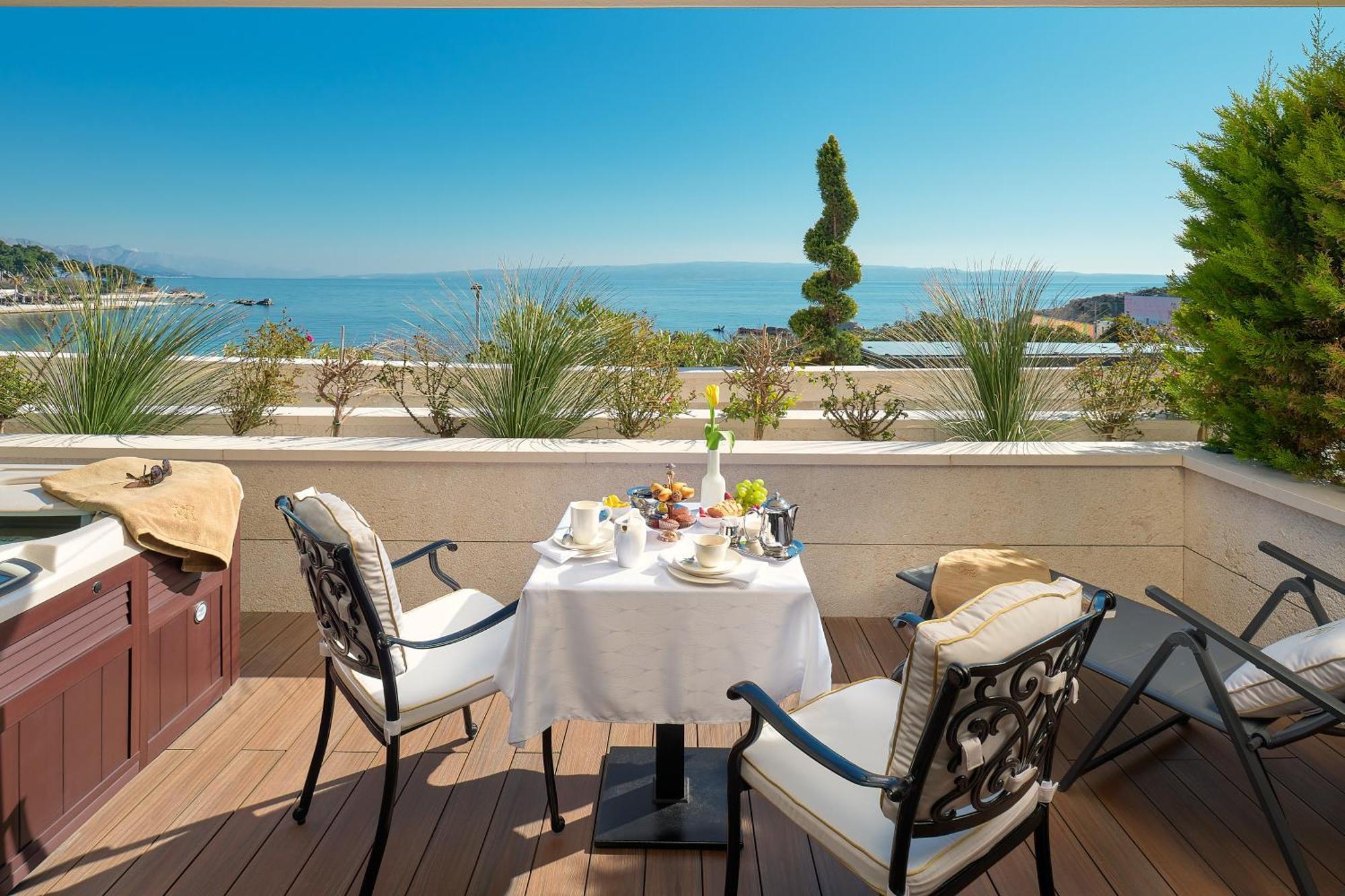 Deluxe Suite Sea Front Outdoor Jacuzzi
