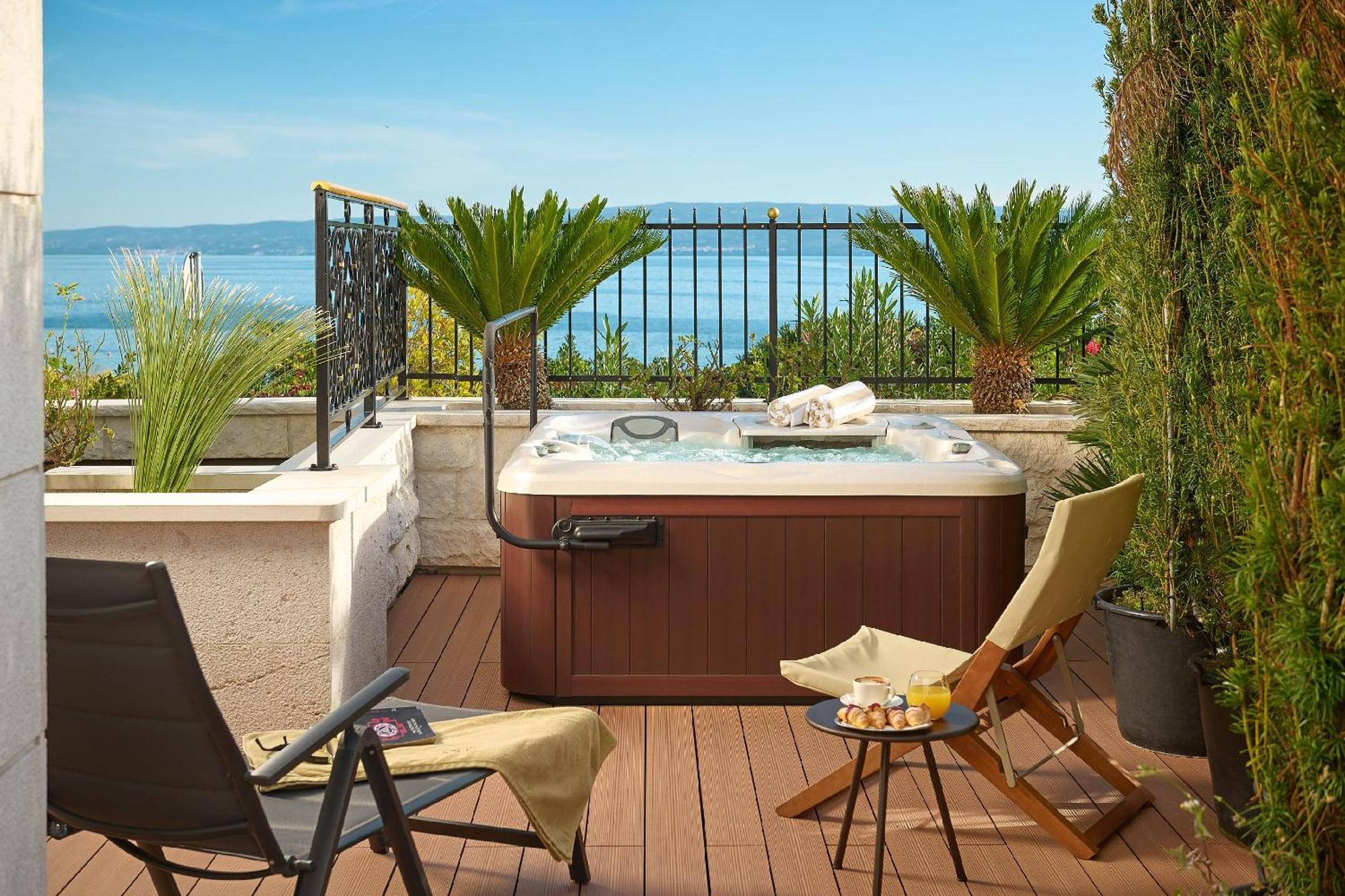 Garden Deluxe Suite Sea Front Outdoor Jacuzzi