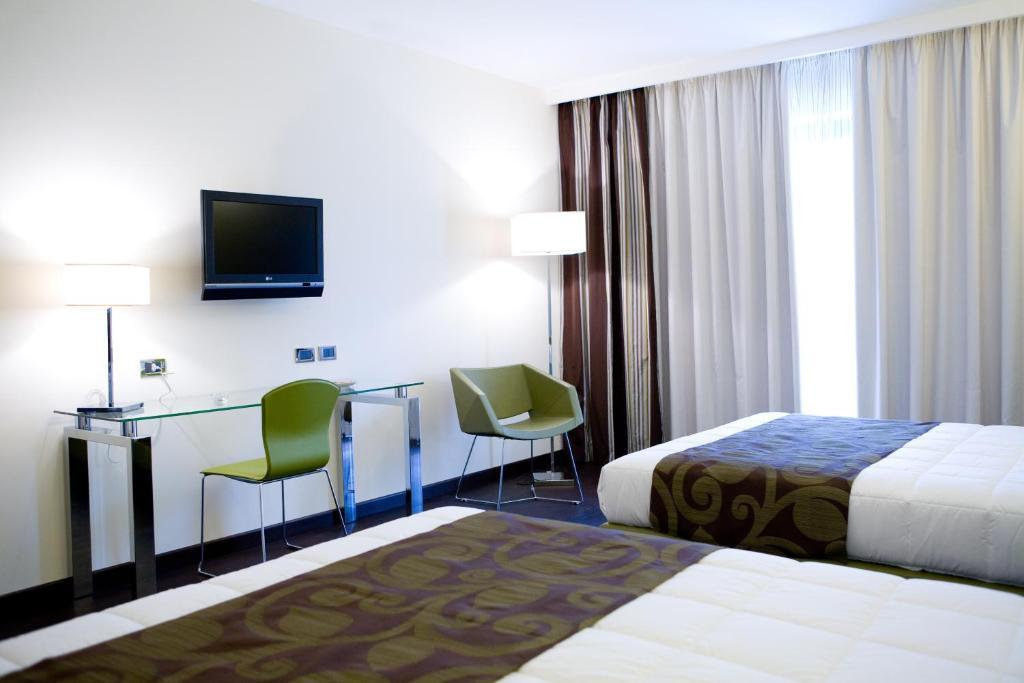 Large Twin Room,37113100:JPEG