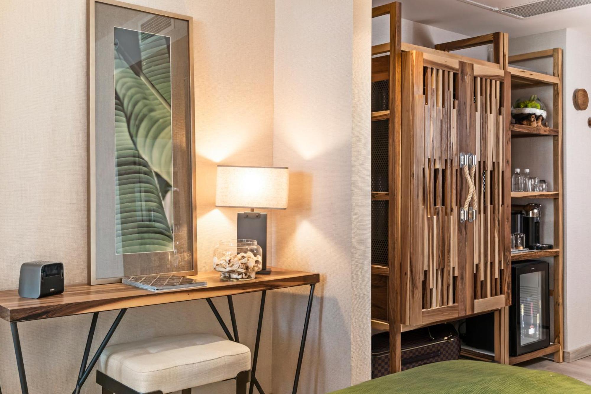 Quarto com Cama de Casal ou 2 de Solteiro com Vista da Piscina