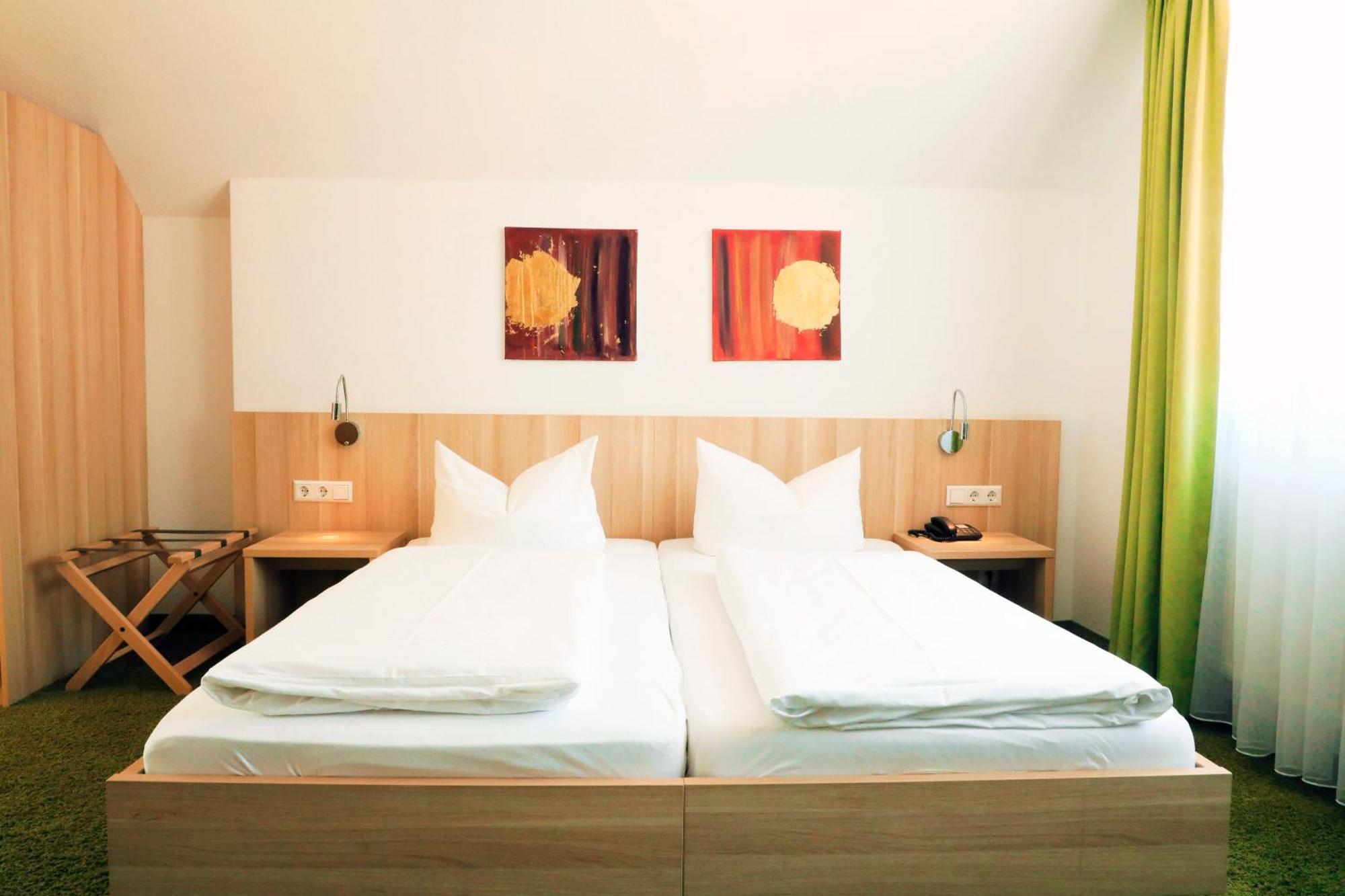 Comfort Zimmer mit Blick auf die Straße
