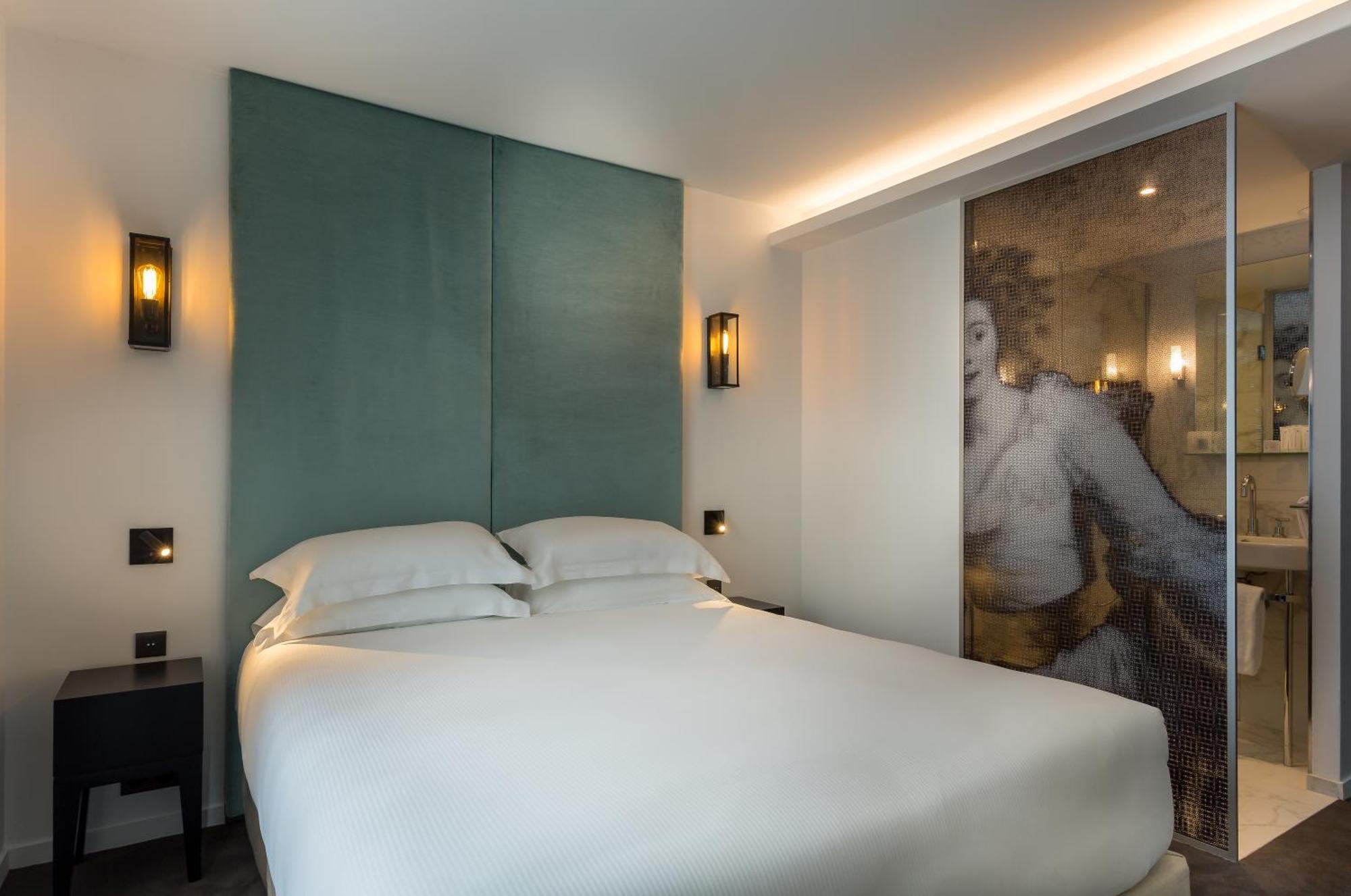 Double Room Baronne Eiffel Tower Side View