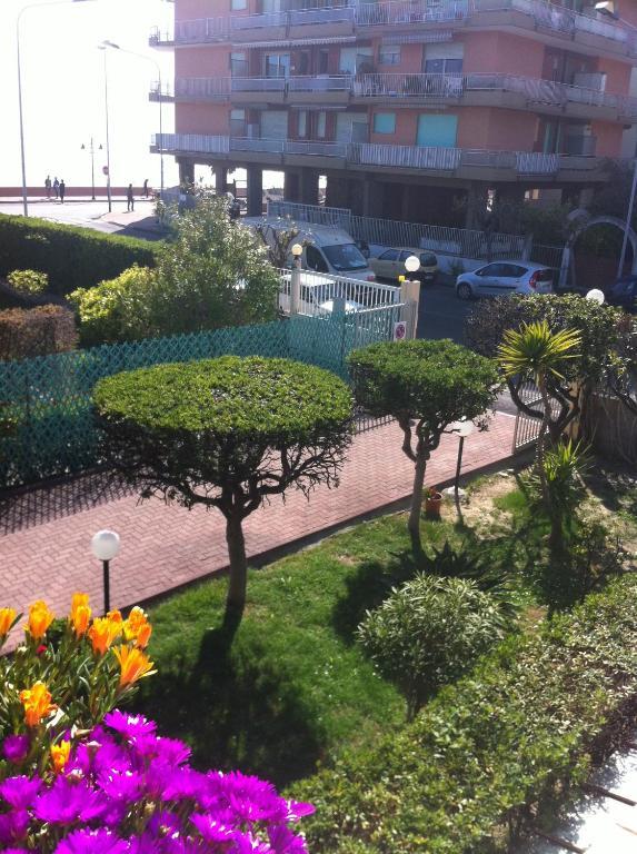 Camera Matrimoniale con Balcone e Vista Mare