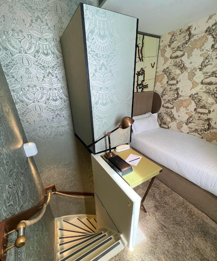 Duplex Single Room internal stairs,1260314977:JPEG