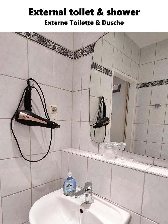 Camera Doppia con Letti Singoli e Bagno in Comune