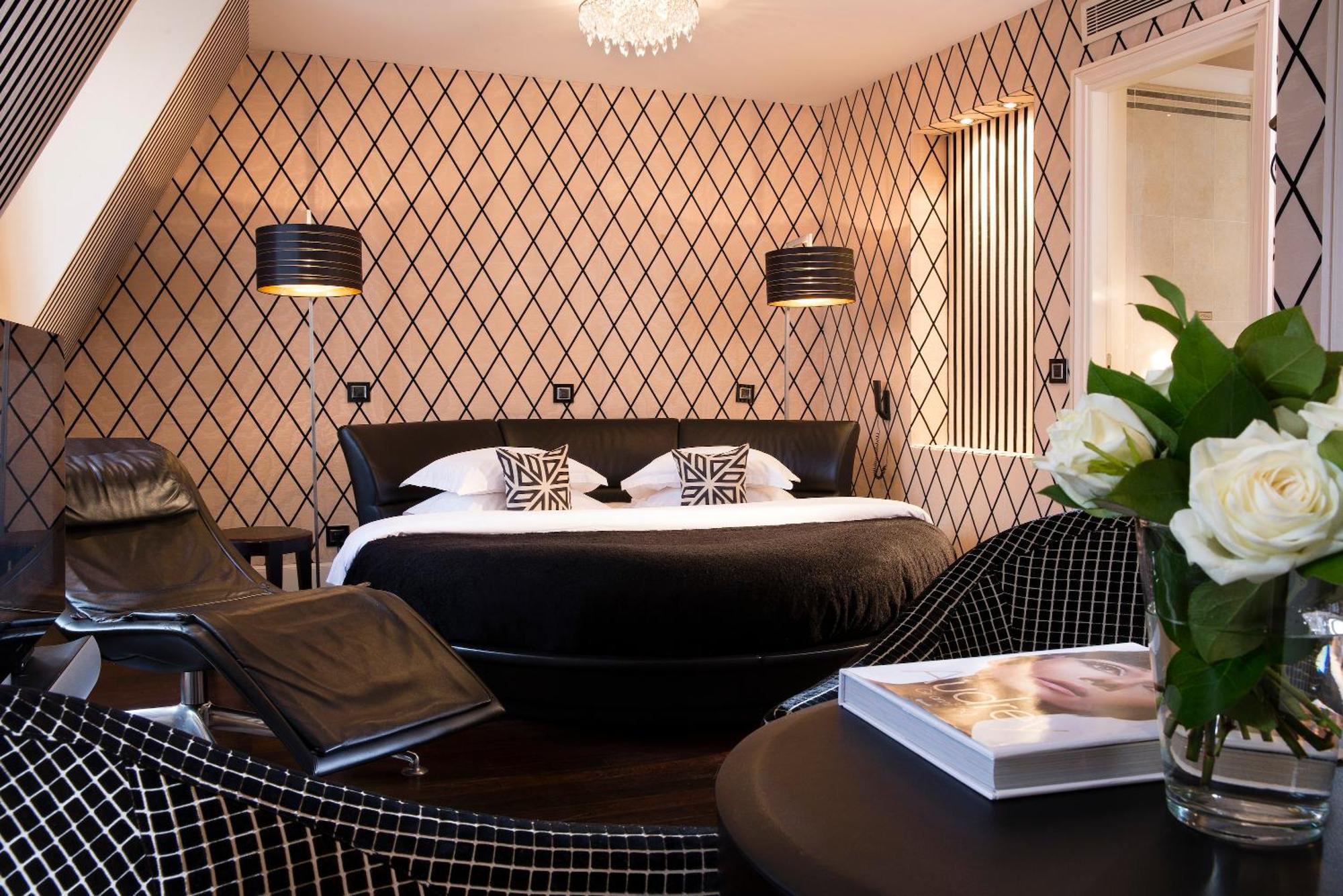 Junior Suite with View of the Eiffel Tower