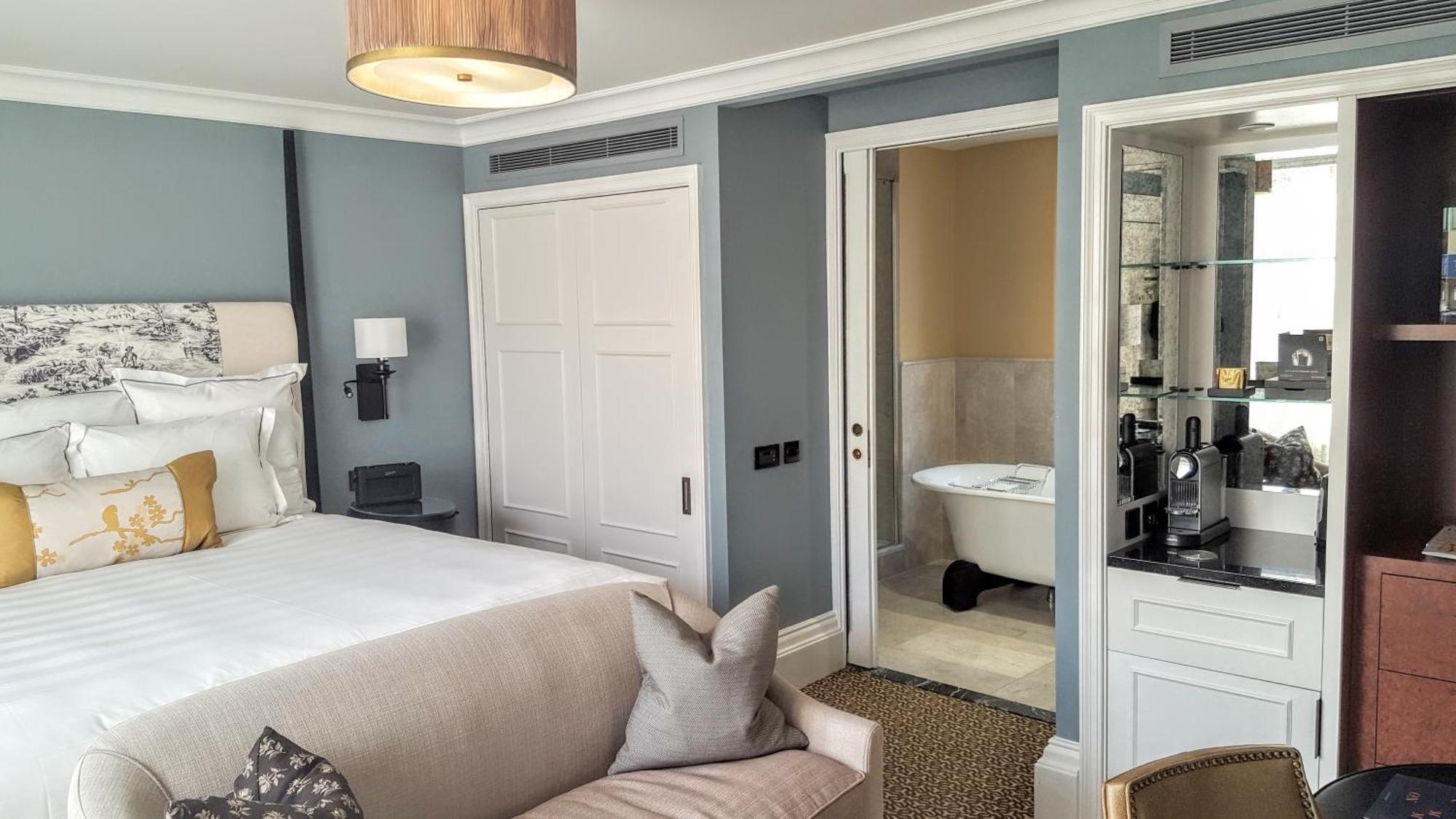 Doppelzimmer mit Whirlpool-Badewanne