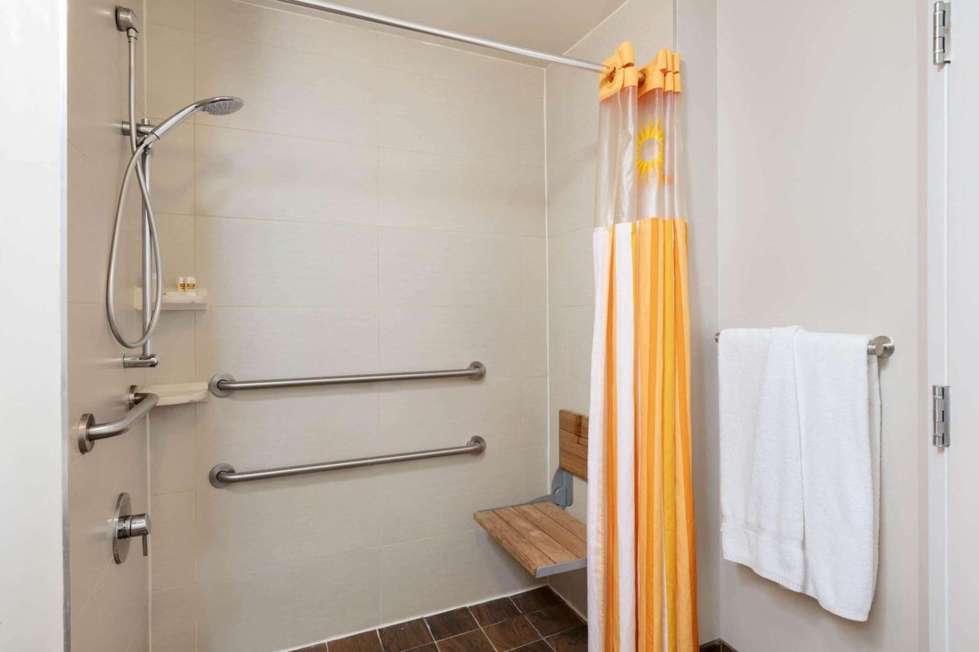 Deluxe Double Room Mobility or Hearing Accessible Non-Smoking