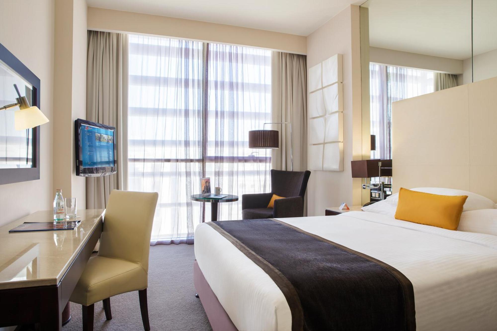 Centro Room – Queen Bed