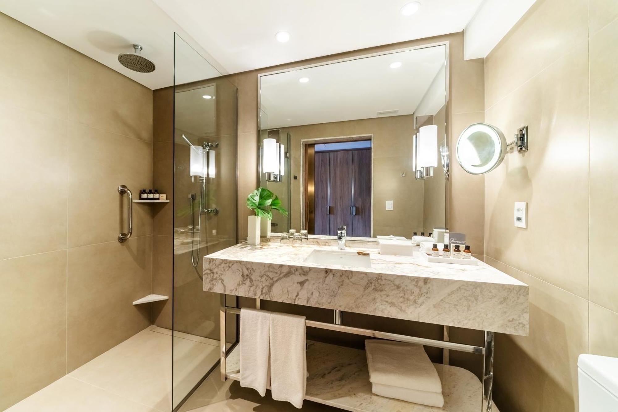 Fairmont Gold Zimmer mit Kingsize-Bett und Stadtblick