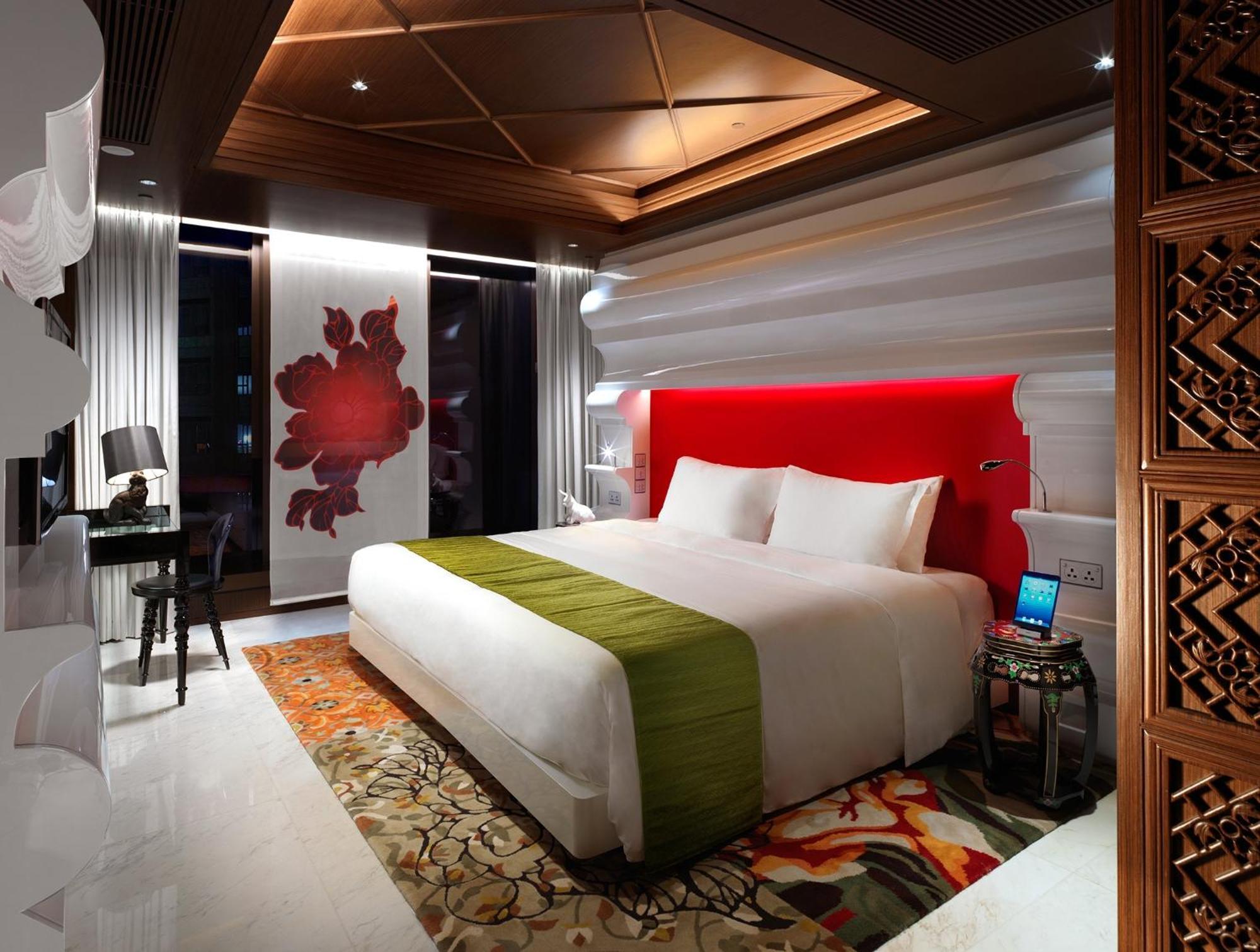 Zimmer Full Moon mit Kingsize-Bett und seitlichem Hafenblick