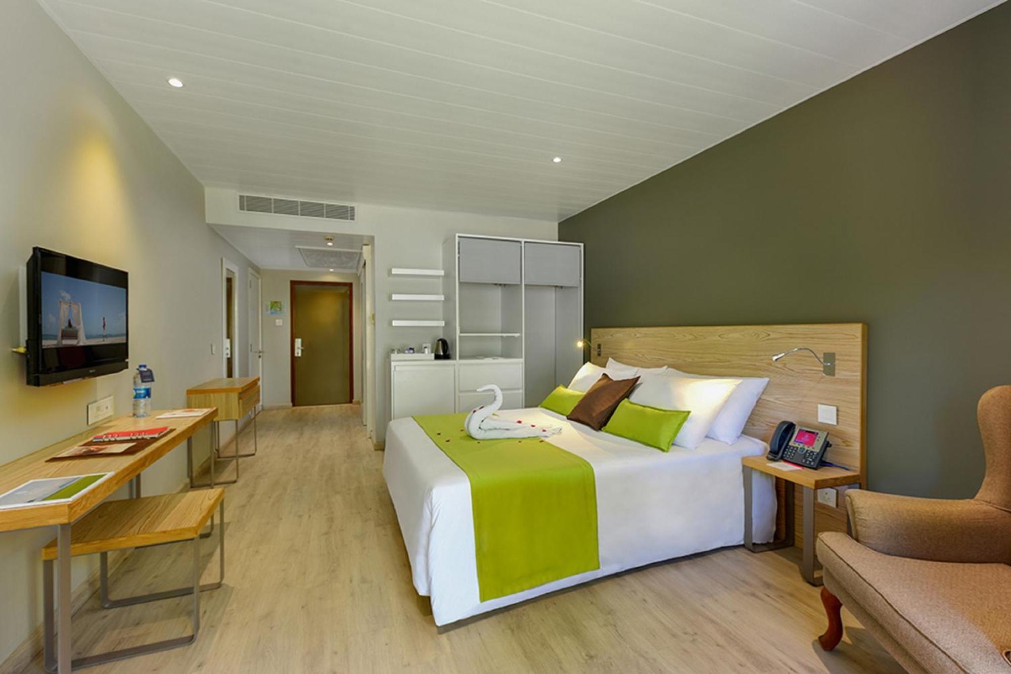 Grand Bay Room Honeymooners Only