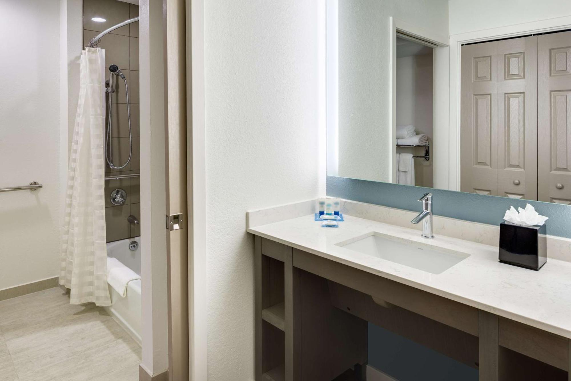 Queen Room with Accessible Tub - Disability Access,1281254401:JPEG