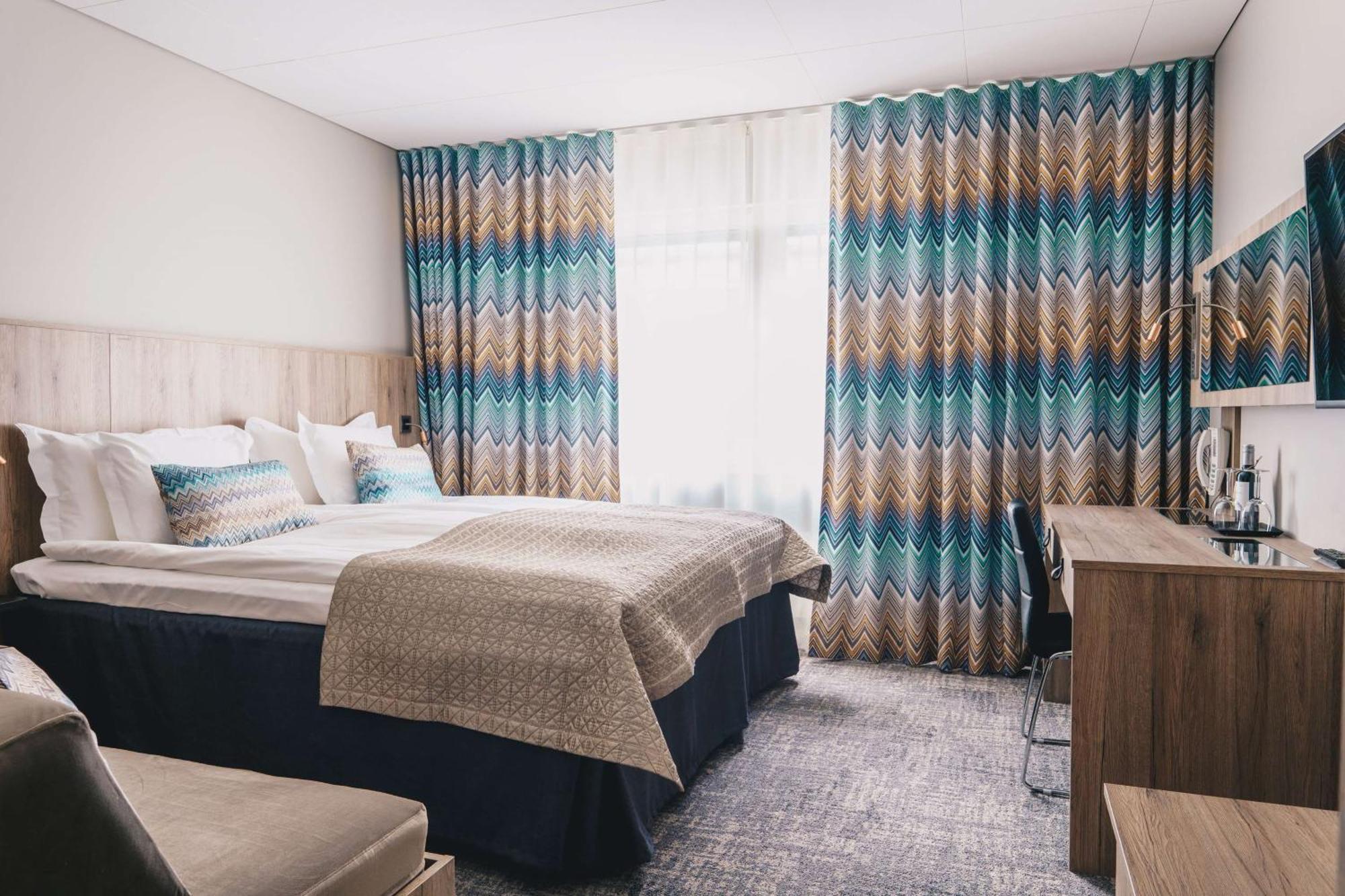 Habitación con cama extragrande y sofá cama