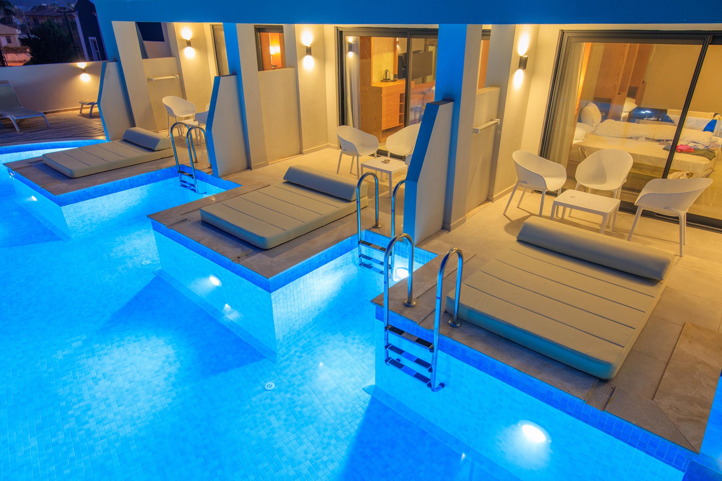 ANNEX SWIM UP ROOM