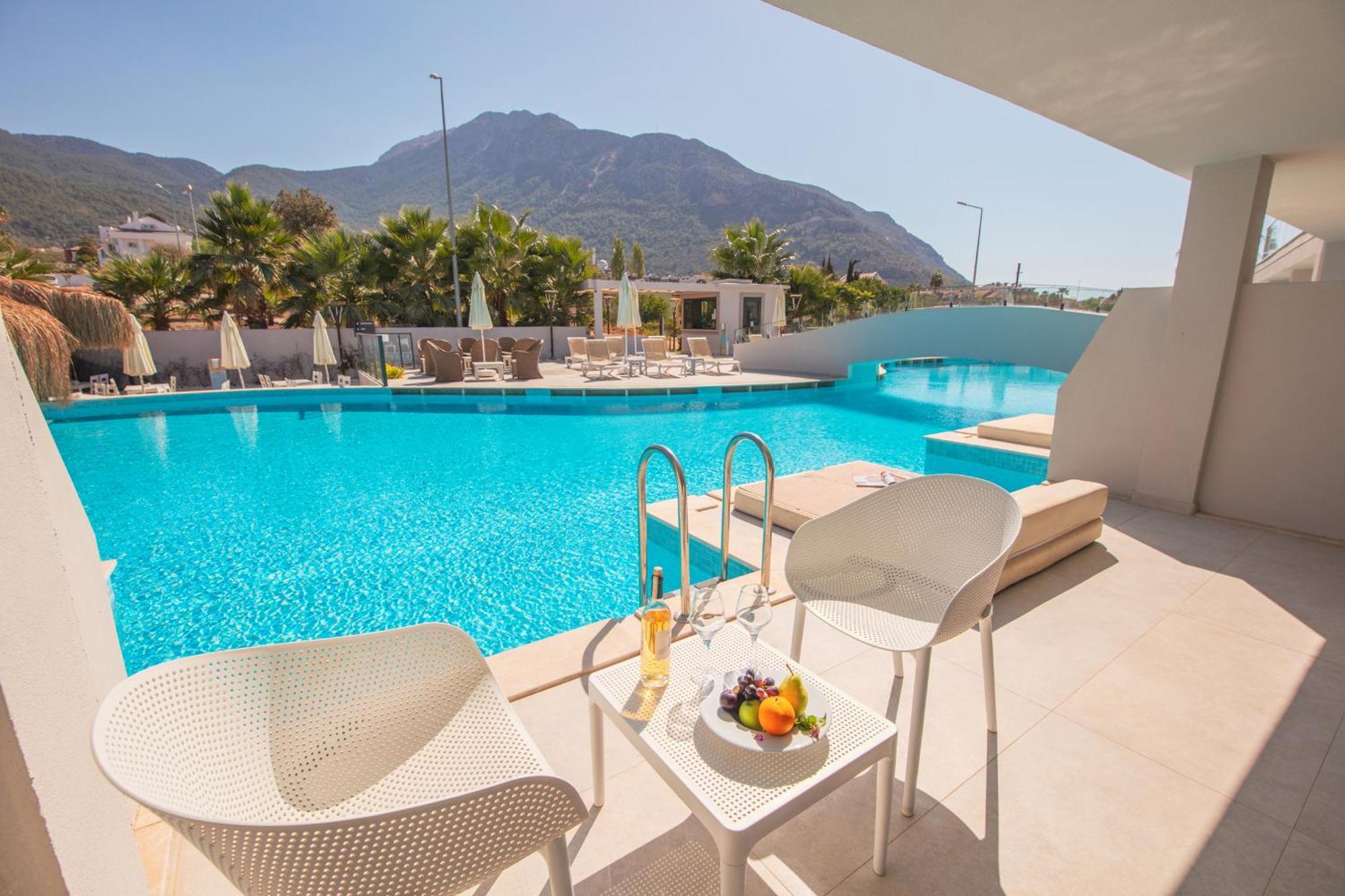 ANNEX SWIM UP ROOM
