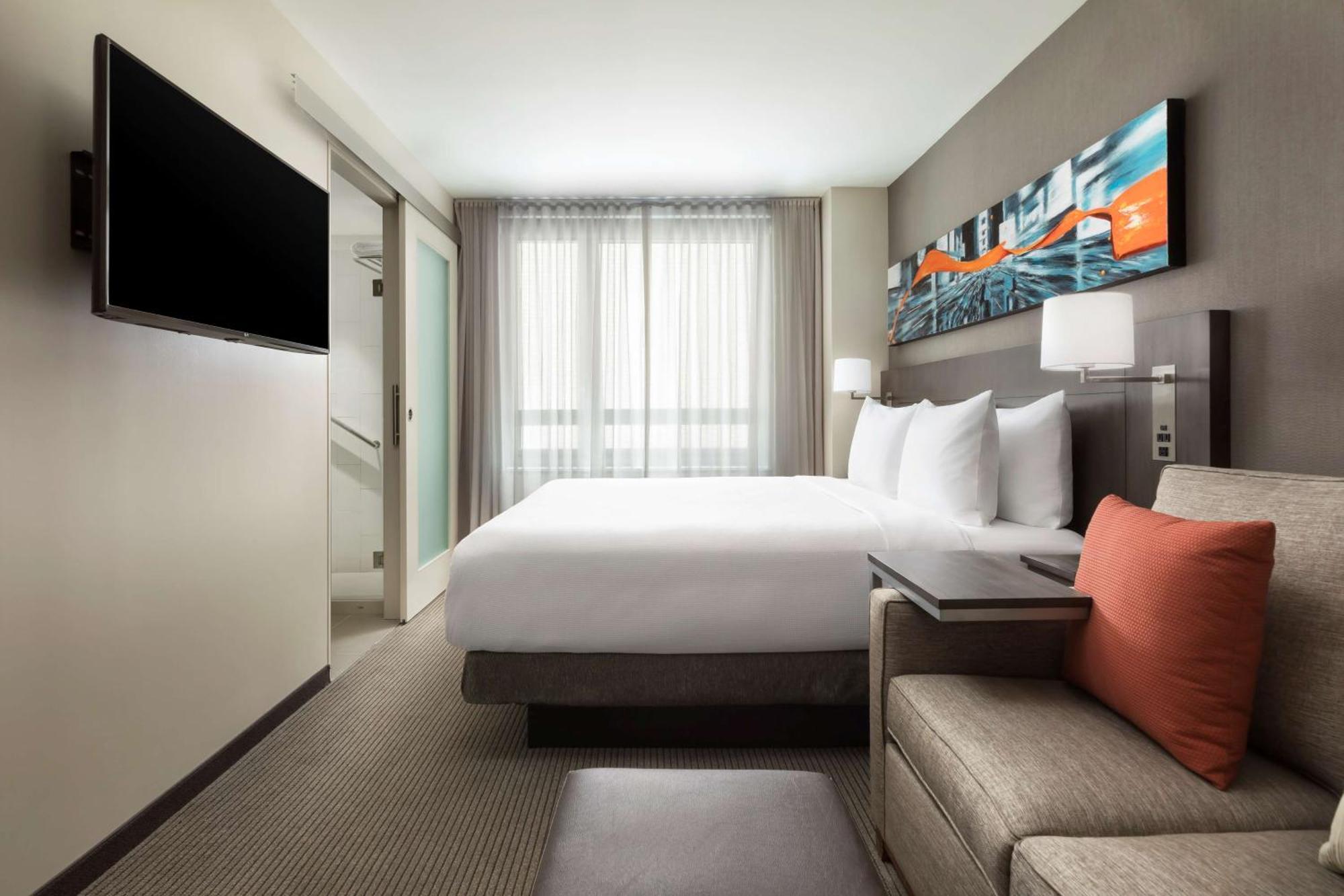 Habitación con cama extragrande y sofá cama - Planta superior