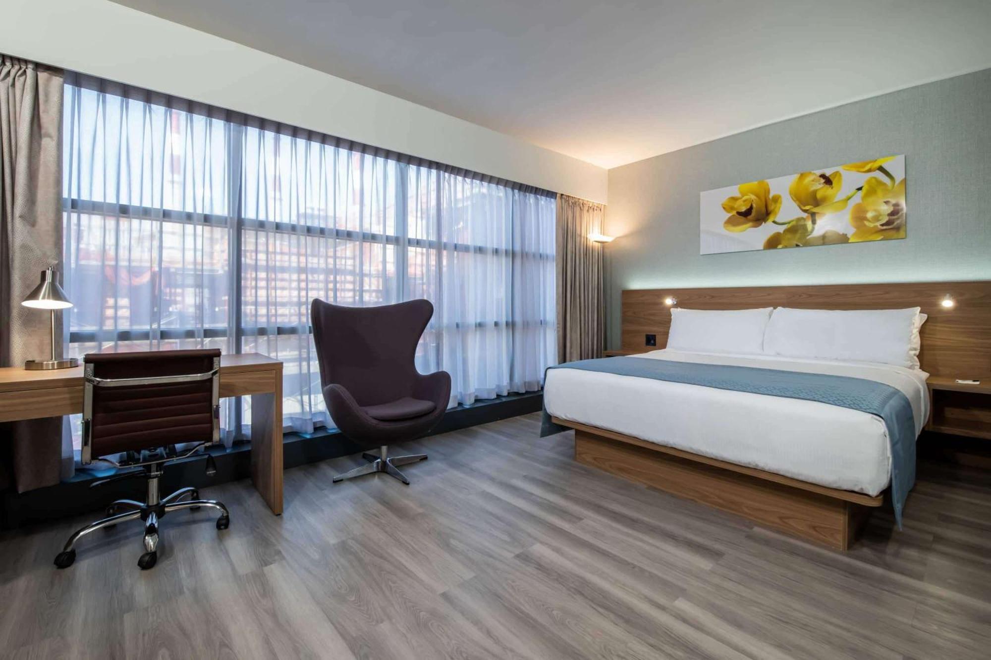 Chambre Lit King-Size avec Douche Accessible en Fauteuil Roulant - Adaptée aux Personnes Malentendantes/à Mobilité Réduite - Non-Fumeurs